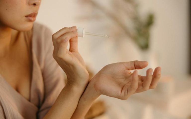 1.What perfume lasts the longest and does it get better with age 01(1)