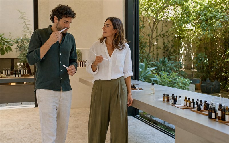 Why Perfume Smells Different on Different People: Skin Chemistry Explained