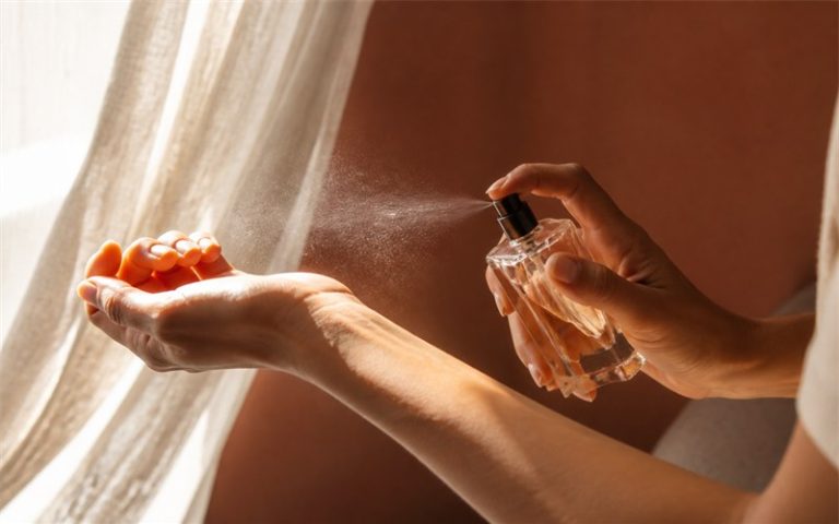 Should You Spray Perfume on Skin or Clothes? Longevity, Staining and Safety
