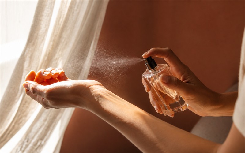 Should You Spray Perfume on Skin or Clothes? Longevity, Staining and Safety
